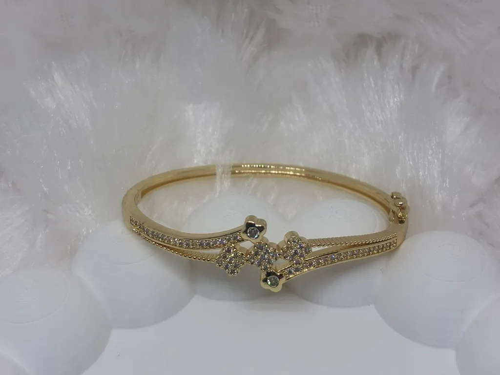 [kda-Flwr-stn] Flower kada with stones