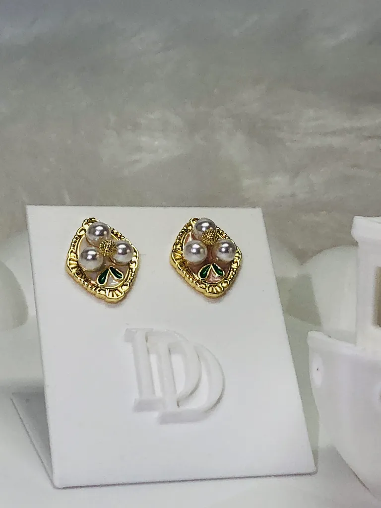 [Stud-Enm-3stn] Enamel stud (3stonez)