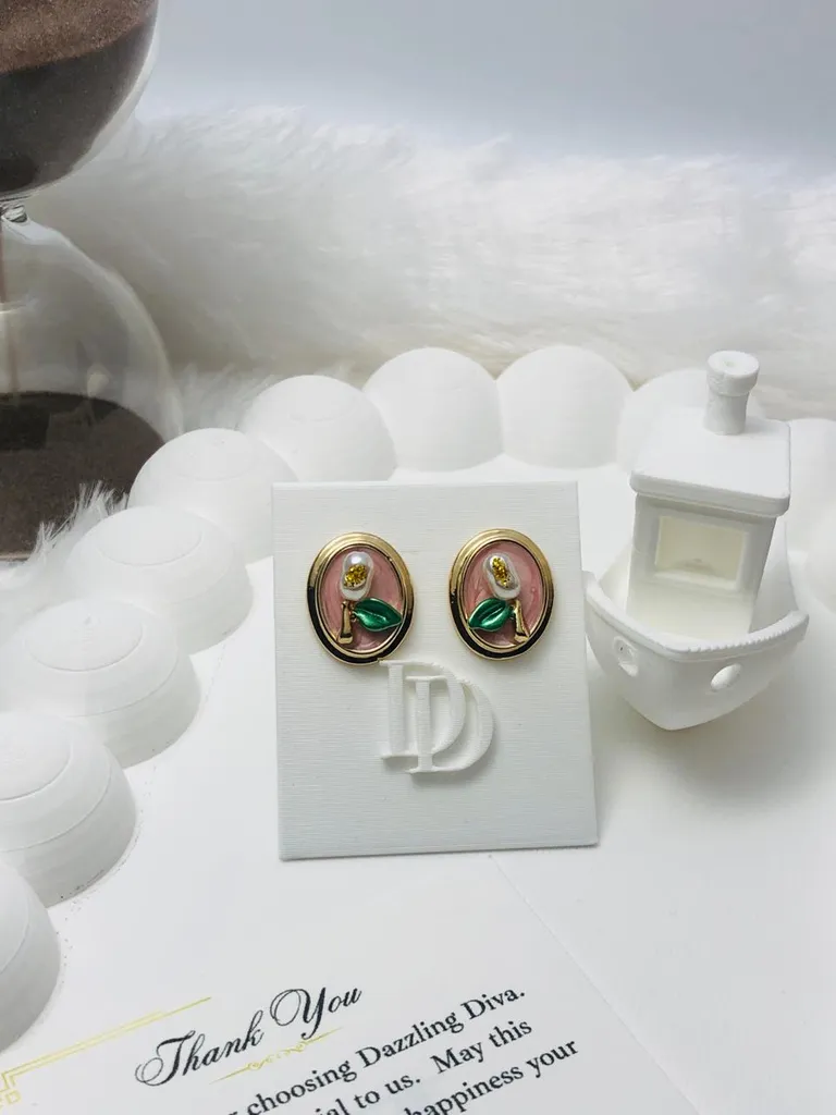 [Stud-Enml-Wbud] Enamel stud white bud